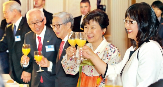 < 朴대통령, 동포들과 건배 > 박근혜 대통령이 21일(한국시간) 캐나다 오타와의 한 호텔에서 열린 동포 만찬 간담회에서 참석자들과 건배하고 있다. 연합뉴스