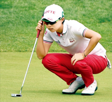 21일 메트라이프·한국경제 KLPGA 챔피언십 4라운드에서 김효주가 1번홀 그린을 읽고 있다. 허문찬 기자 sweat@hankyung.com