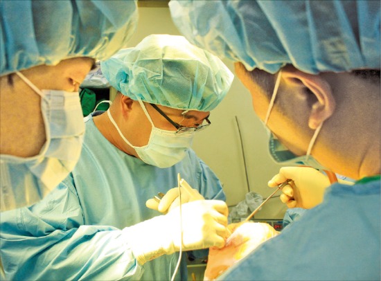제일정형외과병원 의료진이 퇴행성 관절염을 앓는 환자에게 인공관절 수술을 시행하고 있다. 수술은 경험이 많은 전문의와 충분히 상담한 뒤 결정하는 게 바람직하다.  제일정형외과병원 제공