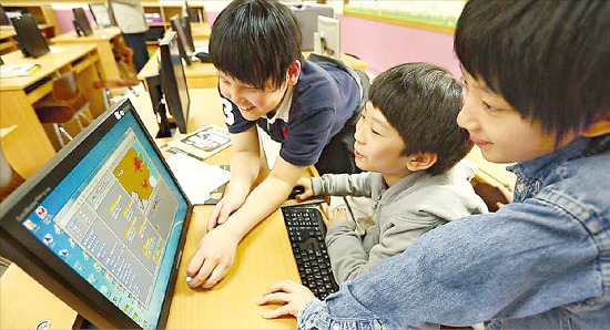 지난 5월 서울 명덕초등학교 학생들이 삼성전자의 ‘주니어 소프트웨어 아카데미 방과후학교’ 수업에서 팀을 이뤄 직접 다양한 프로그램을 만들어 보고 있다. 삼성전자  제공 