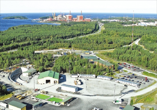 핀란드 에우라요키시(市)에 있는 사용후핵연료처리시설인 온칼로. 지금은 연구시설을 짓고 있지만 내년 1월 정부의 허가가 나오면 바로 옆에 실제 영구처리시설을 짓는다. 뒤쪽으로 에우라요키에 자리한 원자력발전소 두 기가 보인다.