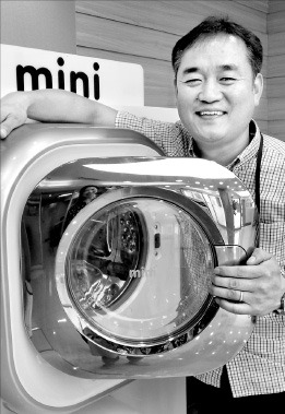 이주동 동부대우전자 연구개발본부 세탁기연구소 책임연구원이 인천 동부대우전자 부평연구소에서 자신이 개발한 세계 최초 벽걸이 세탁기 ‘미니’를 소개하며 활짝 웃고 있다. 부평=정지은 기자 jeong@hankyung.com
