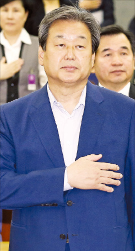 김무성 새누리당 대표가 23일 국회 의원회관에서 열린 ‘통일경제교실’에 참석해 국기에 경례하고 있다. 연합뉴스