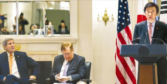 윤병세 외교부 장관(오른쪽)이 23일 뉴욕 맨해튼 월도프 아스토리아호텔에서 열린 ‘북한 인권 관련 고위급회의’에서 존 케리 미 국무장관(왼쪽)이 지켜보는 가운데 연설하고 있다. 뉴욕AFP연합뉴스