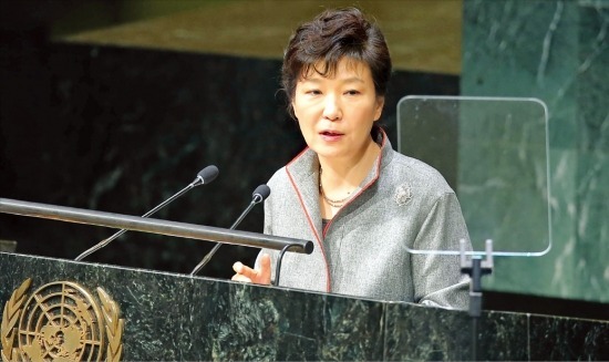 박근혜 대통령이 25일 오전(한국시간) 미국 뉴욕 유엔본부에서 유엔총회 기조연설을 하고 있다. 박 대통령은 15분간 진행된 연설에서 북한의 비핵화와 한반도 평화통일에 대한 국제사회의 지원을 촉구했다. 연합뉴스