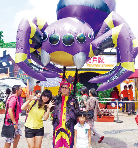 ㅙㄹ러윈 축제가 열리는 홍콩 오션파크에서 기념촬영을 하는 관광객들.