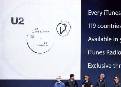 지난 9일 애플 신제품 발표회에서 팀 쿡 애플 최고경영자(왼쪽)와 록밴드 U2가 새 앨범 ‘송즈 오브 이노센스’를 아이튠즈 가입자에게 무료로 배포한다고 발표하고 있다. AFP연합뉴스