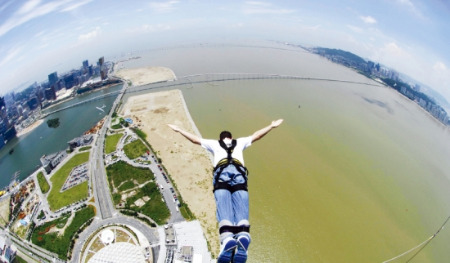 223m 높이에서 떨어지는 마카오 타워의 번지점프.  마카오관광청 제공 