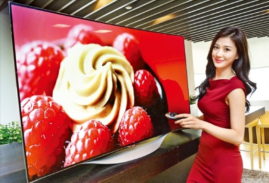 LG전자는 55인치 풀HD급 OLED TV를 399만원에 출시했다. 같은 크기의 곡면 초고화질 LCD TV보다 오히려 100만원 넘게 싸다. LG전자 제공
