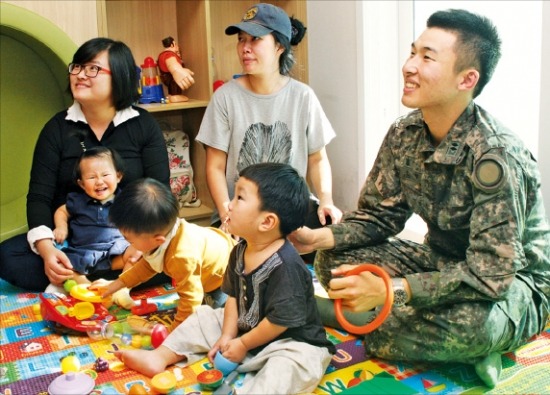 손이경 대위(맨 왼쪽)와 군인가족이 맘센터 1호점에서 현장 확인을 나온 이호열 공보장교(맨 오른쪽)와 함께 즐거운 시간을 보내고 있다. 15사단 제공