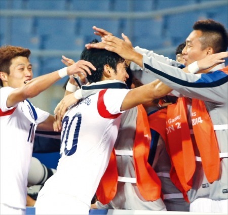 문학경기장에서 30일 열린 2014 인천 아시안게임 남자 축구 한국과 태국의 4강전에서 장현수(가운데)가 전반 42분 페널티킥을 성공시킨 뒤 기뻐하고 있다. 한국은 2일 오후 8시 열리는 결승전에서 북한과 만난다. 연합뉴스