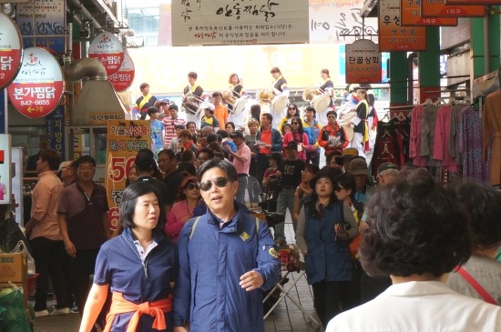 팔도장터관광열차 참가자들이 안동구시장 찜닭골목을 방문해 여행을 즐기고 있다./안동구시장 문화관광형시장육성사업단제공