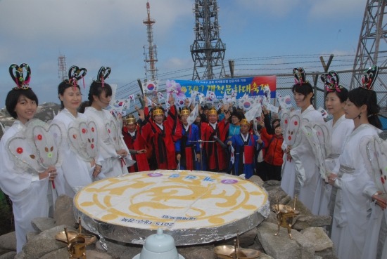 지난 3일 오전 팔공산 비로봉 정상에서 대구 국학원과 대구국학시민연합회원, 시민 등 300여명이 참석해 ‘천제단 복원 개천대제’ 및 ‘개천절 기념식’을 열고 참가자들이 만세삼창을 하고 있다./국학원제공
