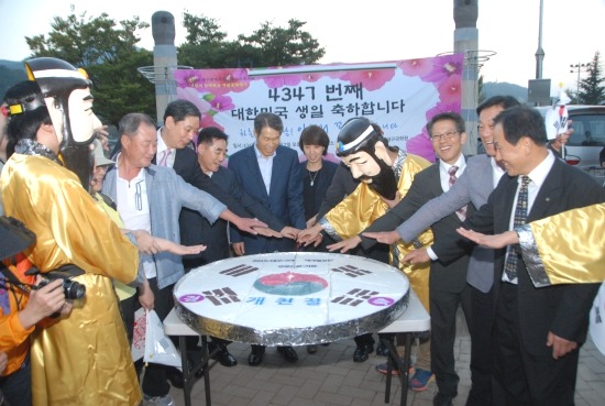 단기 4347년 개천절을 맞은 3일 오전 경북 군위군 팔공산 비로봉 정상에서 열린 ‘천제단 복원 개천대제’ 및 개천절 기념식에서 참가자들이 떡 커팅을 하고 있다../국학원제공