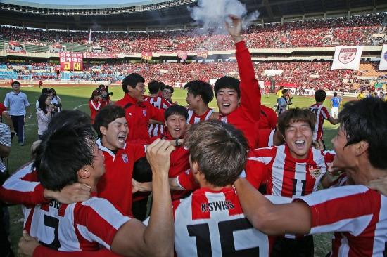 고려대가 11일 잠실주경기장에서 열린 축구 경기에서 이기면서 정기 연고전 사상 첫 전 종목 승리를 달성했다. / 고려대 제공