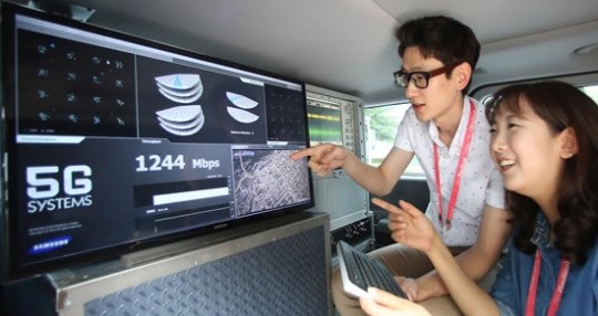 삼성전자가 15일 시속 100㎞ 이상으로 달리는 차 안에서 5세대(5G) 이동통신 기술을 시연하는데 성공했다. 삼성전자 연구원들이 초고속 5G 이동통신을 시연하고 있다.