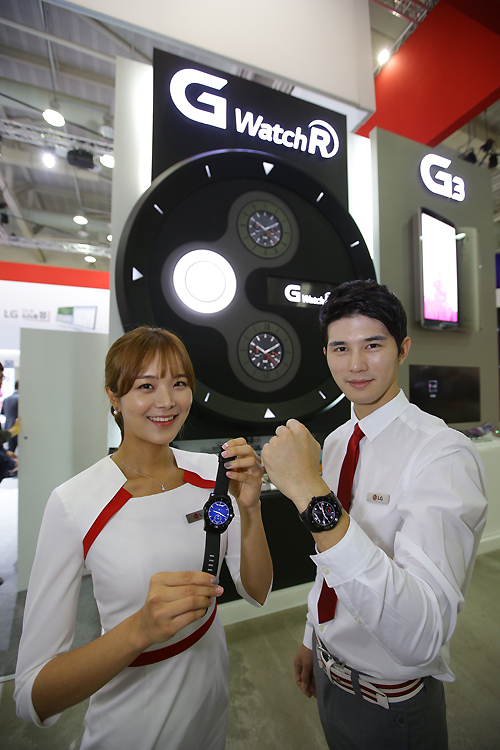 LG전자가 20일 부산 벡스코에서 개막한 '월드IT쇼(WIS) 2014'에서 스마트 웨어러블 기기 'G워치 R'을 선보이고 있다.