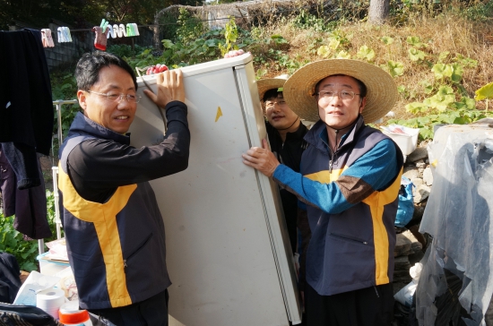 이희권 KB자산운용 대표(우측 첫번째)가 독거노인 집수리를 돕고 있다