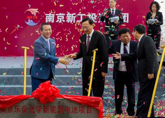 중국 남경시 미유루이린(사진 왼쪽 두번째) 시장과 LG화학 전지사업본부장 권영수 사장(왼쪽 첫번째)이 시삽 후에 악수를 하고 있는 모습. (사진/LG화학 제공)