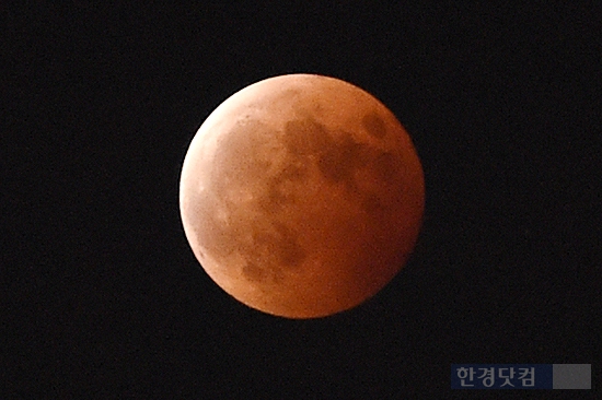 [포토] 개기월식, 가을 낙엽 처럼 발갛게 변해버린 달