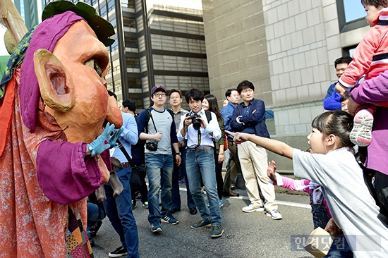 [포토] 서울역 고가에 나타난 캐릭터 인형