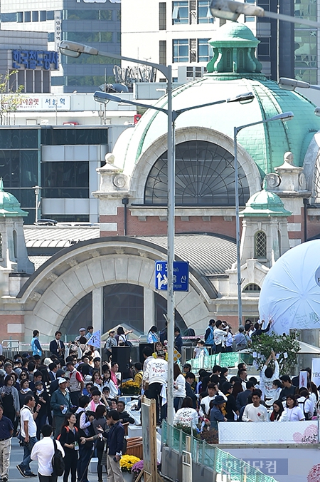 [포토] 시민들로 북적이는 서울역 고가도로