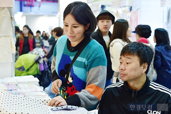 [포토] 강원래·김송 부부, '우리 선이에게 뭐가 어울릴까나~'(2014 서울베이비페어)