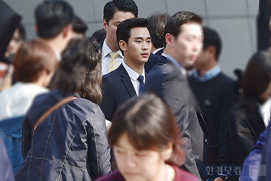 [포토] 김수현, '구름인파 속에 파묻혀 등장'