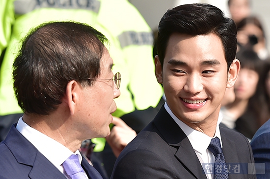 [포토] 박원순 서울시장과 이야기 나누는 김수현