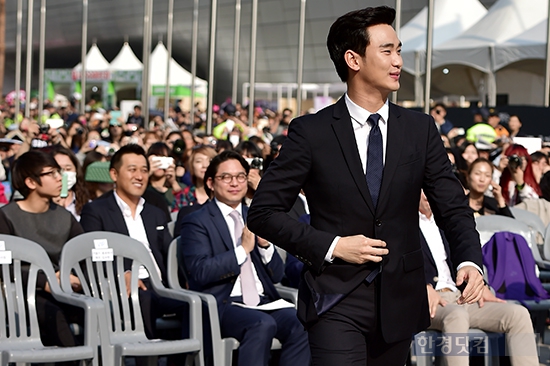 [포토] 김수현, '시선 한 몸에 받는 잘생긴 얼굴'