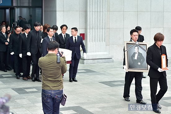 [포토] '故 신해철 발인' 오열 속 진행 