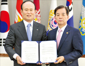 이채욱 CJ그룹 부회장(왼쪽)과 한민구 국방부 장관은 지난달 30일 서울 용산구 국방부 청사에서 국군 장병 복지 증진을 위한 업무협약을 체결했다. CJ 제공