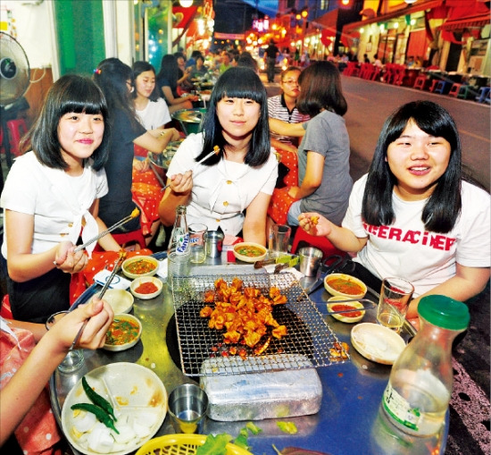 < 북적 > 대구 안지랑 곱창골목의 한 가게에서 여학생들이 모여 앉아 곱창을 먹고 있다. 주말이면 8000명이 이 골목을 찾는다. 대구=서기열 기자 philos@hankyung.com