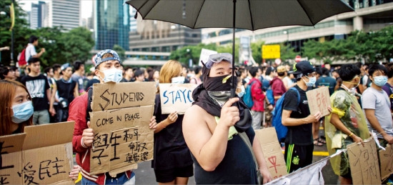 행정장관 완전 직선제를 요구하는 홍콩 시위대가 1일 국경절 기념행사가 열린 골든 보히니아 광장에서 침묵시위를 하고 있다. 홍콩AFP연합뉴스