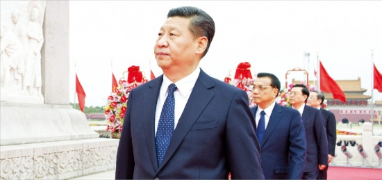 시진핑 국가주석(맨 앞) 등 중국 최고지도부가 국경절을 하루 앞둔 지난달 30일 베이징 톈안먼 광장에서 인민영웅기념비에 참배하고 있다. 베이징신화연합뉴스