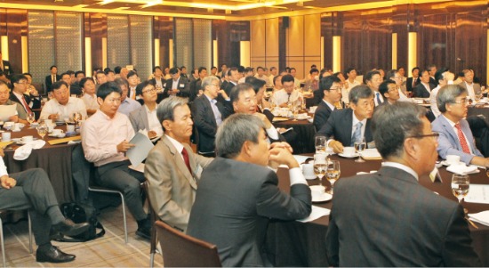 한국경영자총협회는 매달 경총포럼을 열어 경영자들의 소통과 교류의 장을 마련하고 있다. 지난달 25일 열린 제202회 경총포럼.  ♣♣한국경영자총협회  제공 