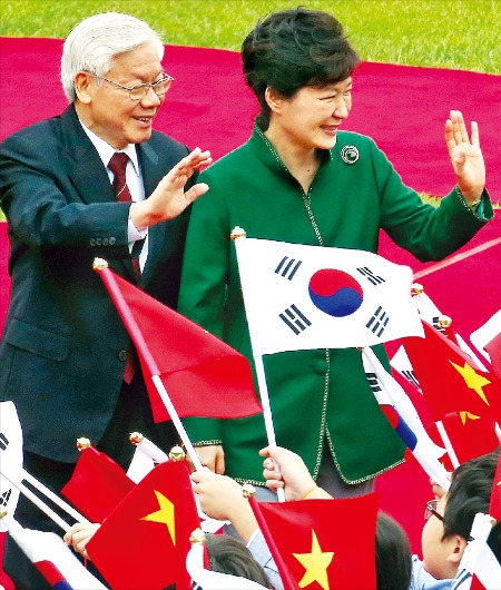 박근혜 대통령이 2일 청와대에서 한국을 방문 중인 응우옌푸쫑 베트남 공산당 서기장과 함께 양국 국기를 흔드는 어린이 환영단에게 손을 들어 인사하고 있다. 강은구 기자 egkang@hankyung.com