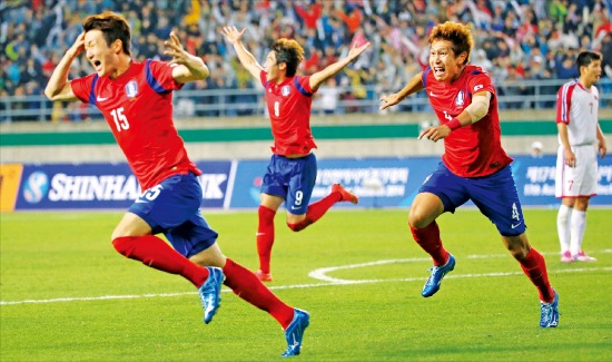 < 임창우가 끝냈다 > 2일 인천 문학경기장에서 열린 2014 인천 아시안게임 남자 축구 결승전 한국과 북한의 경기에서 연장 후반 종료 직전 임창우(15번)의 골이 터지자 선수들이 환호하고 있다. 연합뉴스