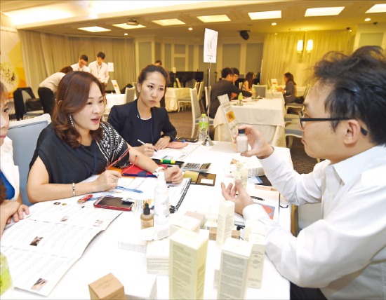 한국무역협회는 한국 이·미용 제품의 수출 확대를 지원하기 위해 지난달 29~30일 서울 삼성동 서울컨벤션에서 ‘아시아 뷰티바이어 초청 상담회’를 열었다. 국내 기업 관계자들이 바이어들과 수출 상담을 하고 있다. 한국무역협회 제공 