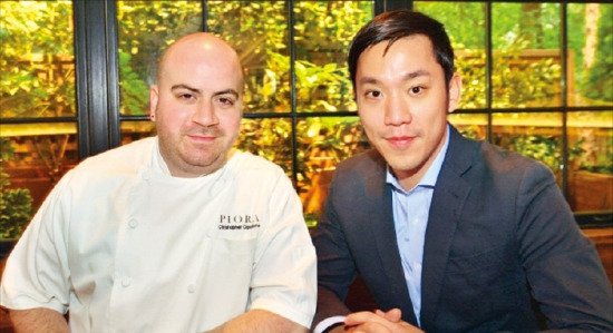 미슐랭 스타 등급을 받은 뉴욕 맨해튼에 있는 한국 음식점 ‘피오라’의 김시준 씨(오른쪽)와 파트너 크리스 치폴리. 