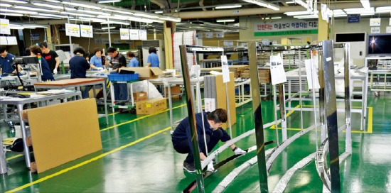 인천 남동산업단지에 있는 파버나인 직원들이 대형 TV 프레임을 조립하고 있다. 파버나인 제공