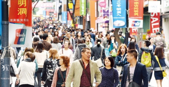 중국 국경절 연휴(1~7일)를 맞아 한국을 찾은 중국인 관광객들이 명동 거리를 가득 메우고 있다. 강은구 기자 egkang@hankyung.com