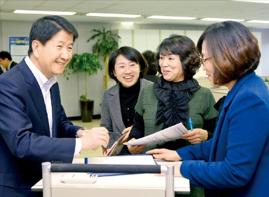 김창수 삼성생명 사장이 일선 영업현장을 방문해 보험설계사들의 의견을 듣고 있다. 삼성생명 제공 