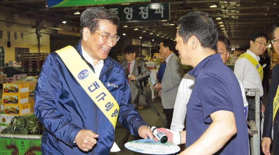 박인규 DGB금융지주 회장 겸 대구은행장(왼쪽)이 지역 시장을 찾아 상인들을 격려하고 있다. 대구은행 제공 