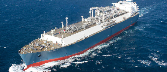 현대중공업이 지난 2월 세계 최초로 건조한 LNG-FSRU(부유식 액화천연가스 저장·재기화 설비). ‘바다 위 LNG 기지’로 불리는 이 설비는 길이 294ｍ, 폭 46ｍ, 높이 26ｍ로 축구장 3배 크기에 달한다.  현대중공업 제공
 