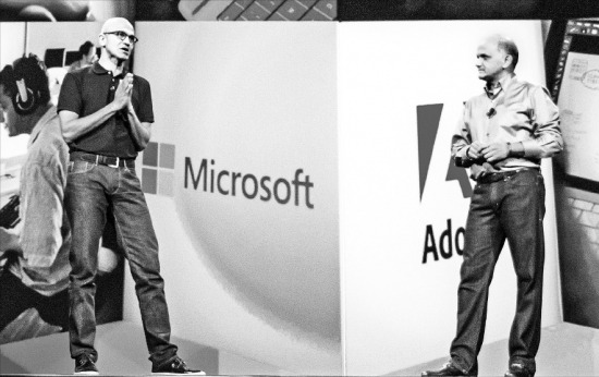 사티아 나델라 마이크로소프트 최고경영자(CEO·왼쪽)와 샨타누 나라옌 어도비 CEO가 미국 로스앤젤레스에서 6일(현지시간) 개막한 ‘어도비 맥스 2014’ 행사에서 두 회사 간 다양한 협력 방안을 밝히고 있다. 어도비 제공