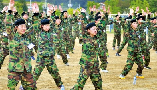 삼일회계법인 회계사들이 유격체조 훈련을 받고 있다. 육군 제13공수특전여단 제공