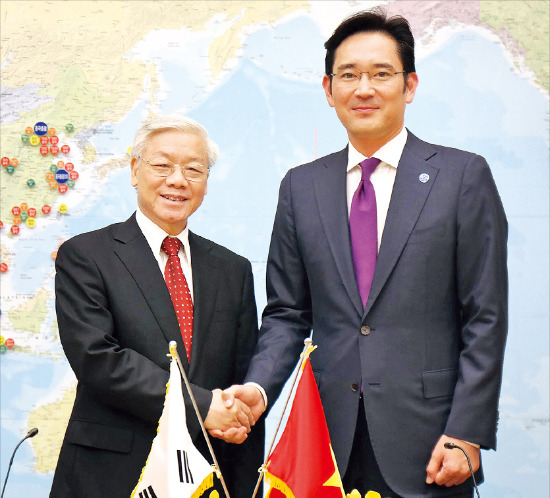 이재용 삼성전자 부회장(오른쪽)이 지난 1일 응우옌푸쫑 베트남 공산당 서기장으로부터 베트남 가전공장 투자 승인서를 전달받은 뒤 악수하고 있다.  삼성전자 제공
 
