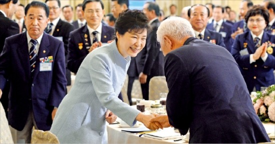 < 재향군인회 靑 오찬 > 박근혜 대통령이 8일 창설 62주년을 맞은 재향군인회 임원들을 청와대로 초청, 오찬을 하기 전 참석자와 악수하고 있다. 강은구 기자 egkang@hankyung.com