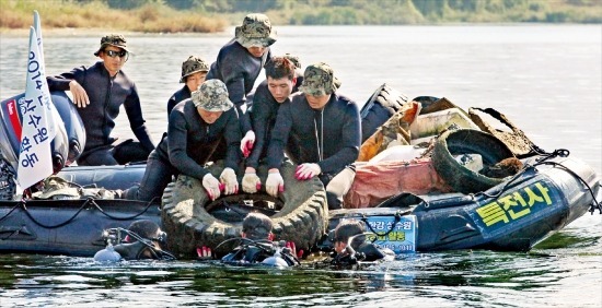 특전사 '한강 쓰레기 수거 작전'